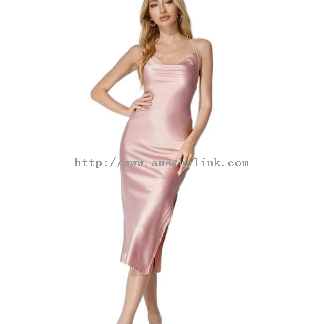 Seksowna sukienka wiązana na szyi z rozcięciem z różowej satyny