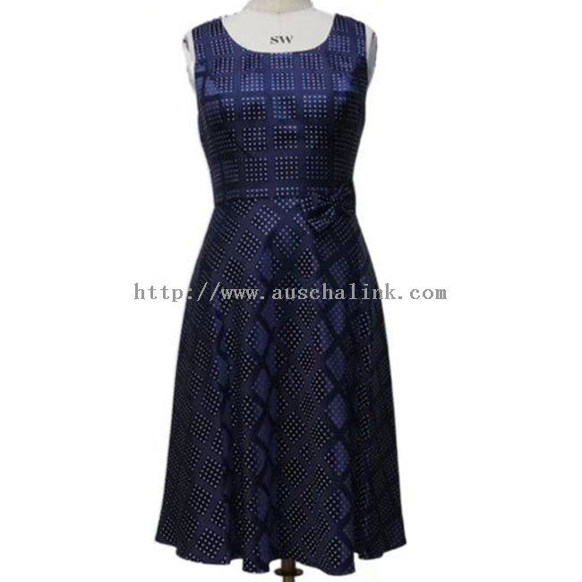 Marineblauwe jurk met stippenruit en elegante strik