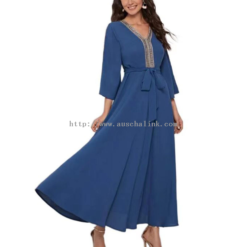Uitlopende jurk met blauwe kanten riem en volantmouwen