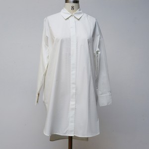 فستان تنحيف متوسط ​​الطول أبيض بأكمام طويلة وصدر واحد