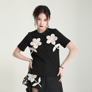 Črna majica z okroglim izrezom in vezenimi rožami