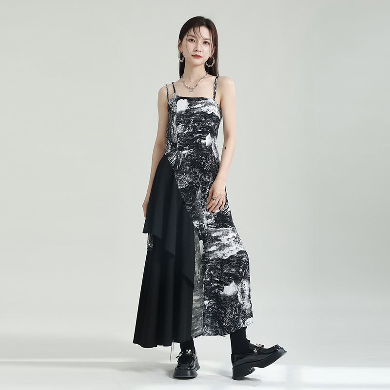 Црн Крпен неправилен печатен фустан со камизола