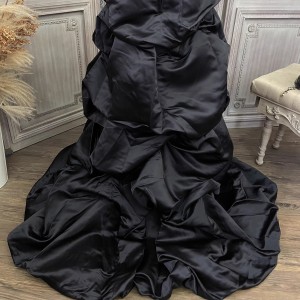 Productie van zwarte satijnen maxi-oem-jurken