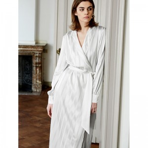 Pijama personalitzat de seda femenina a ratlles de setí blanc