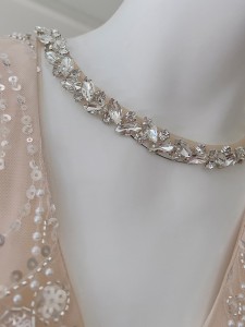 Hersteller von eleganten Damenmode-Outfits mit Diamanten