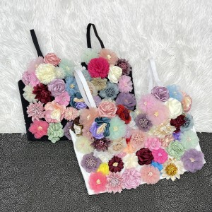 Kvetinové topy módnych návrhárov vo farbe praku