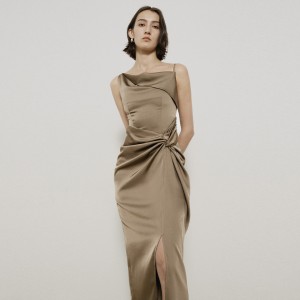 Elegantes Camisole-Kleid aus Satin in Olivgrün mit gewelltem Twist-Schlitz
