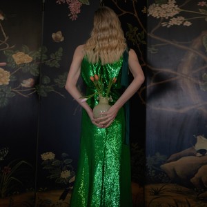 Элегантное длинное платье с зелеными пайетками и вырезом с разрезом