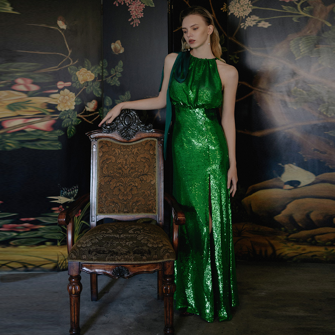 Rohelise litriga elegantne kaelusega poolitatud pikk kleit