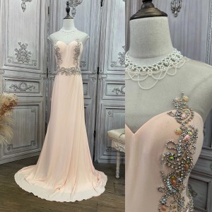 Storitve izdelave pletenih dolgih oblek s perlami