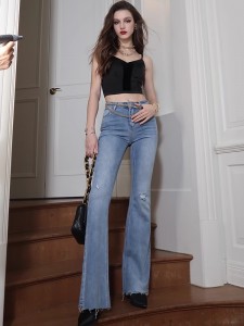 Lyseblå jeans med høy midje