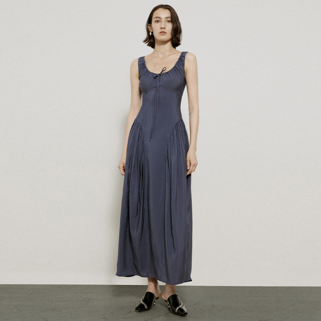 Туманно-блакитна вінтажна довга сукня з елегантним дизайном на шнурівці
