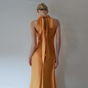 Elegancka długa żółta satynowa jedwabna sukienka bez rękawów