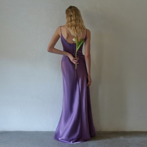 Violetinė satino elegantiška šilko ilga suknelė su apynasriu