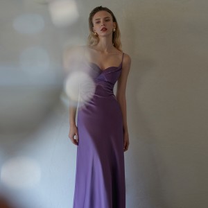 Violetinė satino elegantiška šilko ilga suknelė su apynasriu