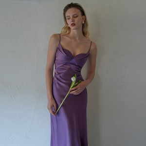 Fioletowa, satynowa, elegancka, długa jedwabna suknia typu halter
