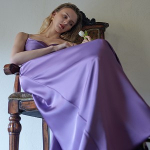 Љубичаста сатенска елегантна дугачка свилена хаљина са халтером