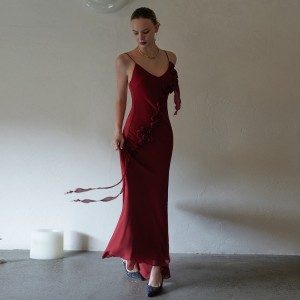 Црвена 3Д дуга хаљина за деверуше са цветним халтером