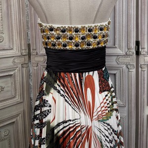 Дизајн хаљине са сатенским штампаним плисираним патцхворк перлама
