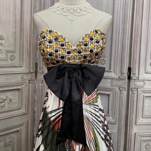 Dizajni i fustanit me rruaza me lara-lara të printuara me plisa