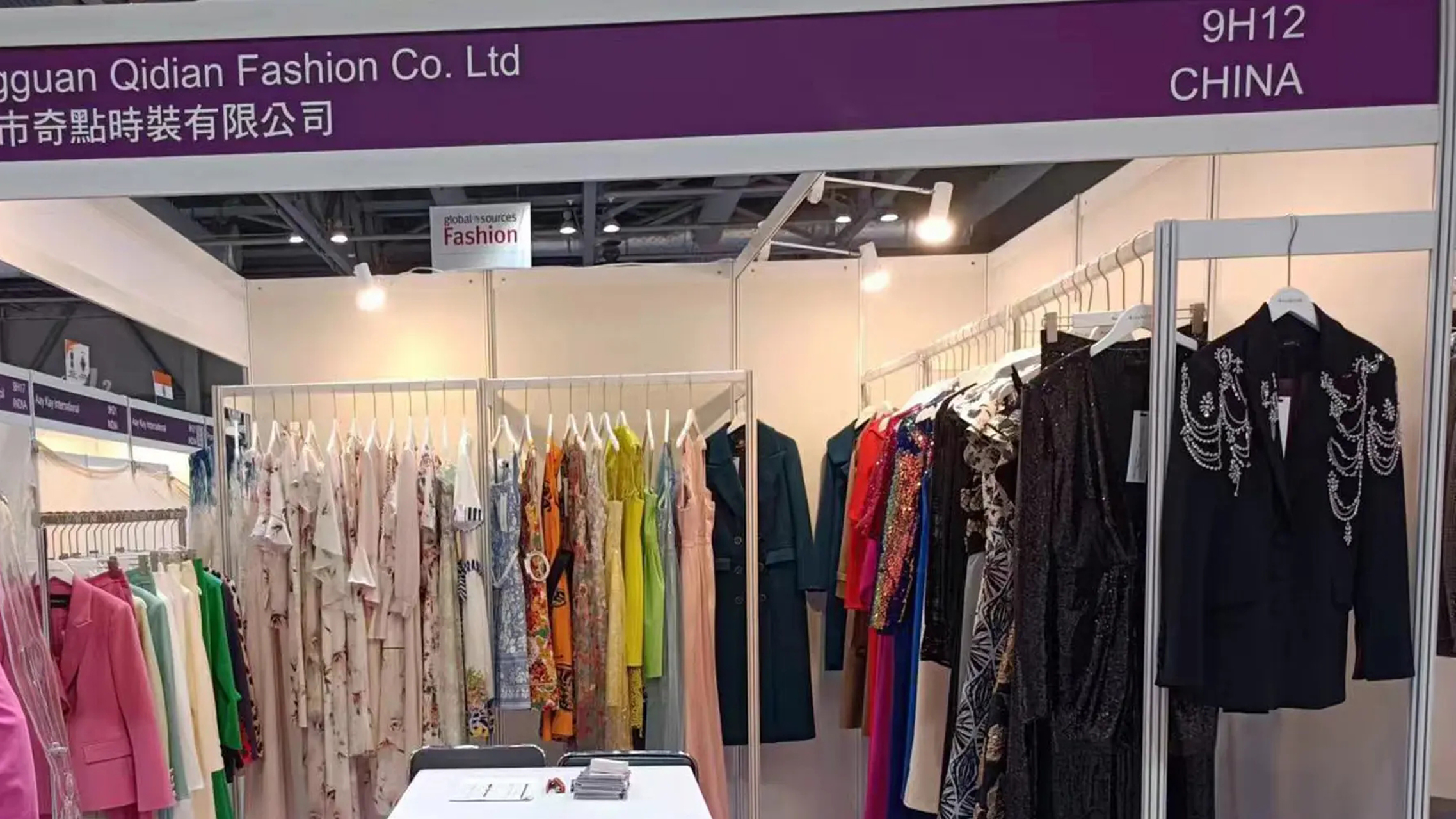 Il produttore di abbigliamento Auschalink presenta le ultime tendenze all'Hong Kong Trade Expo
