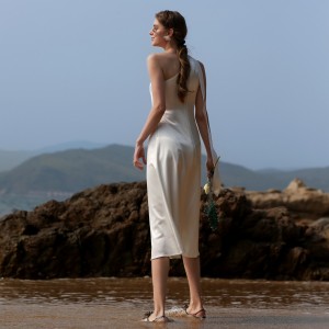 Biała satynowa sukienka z rozcięciem na plażę