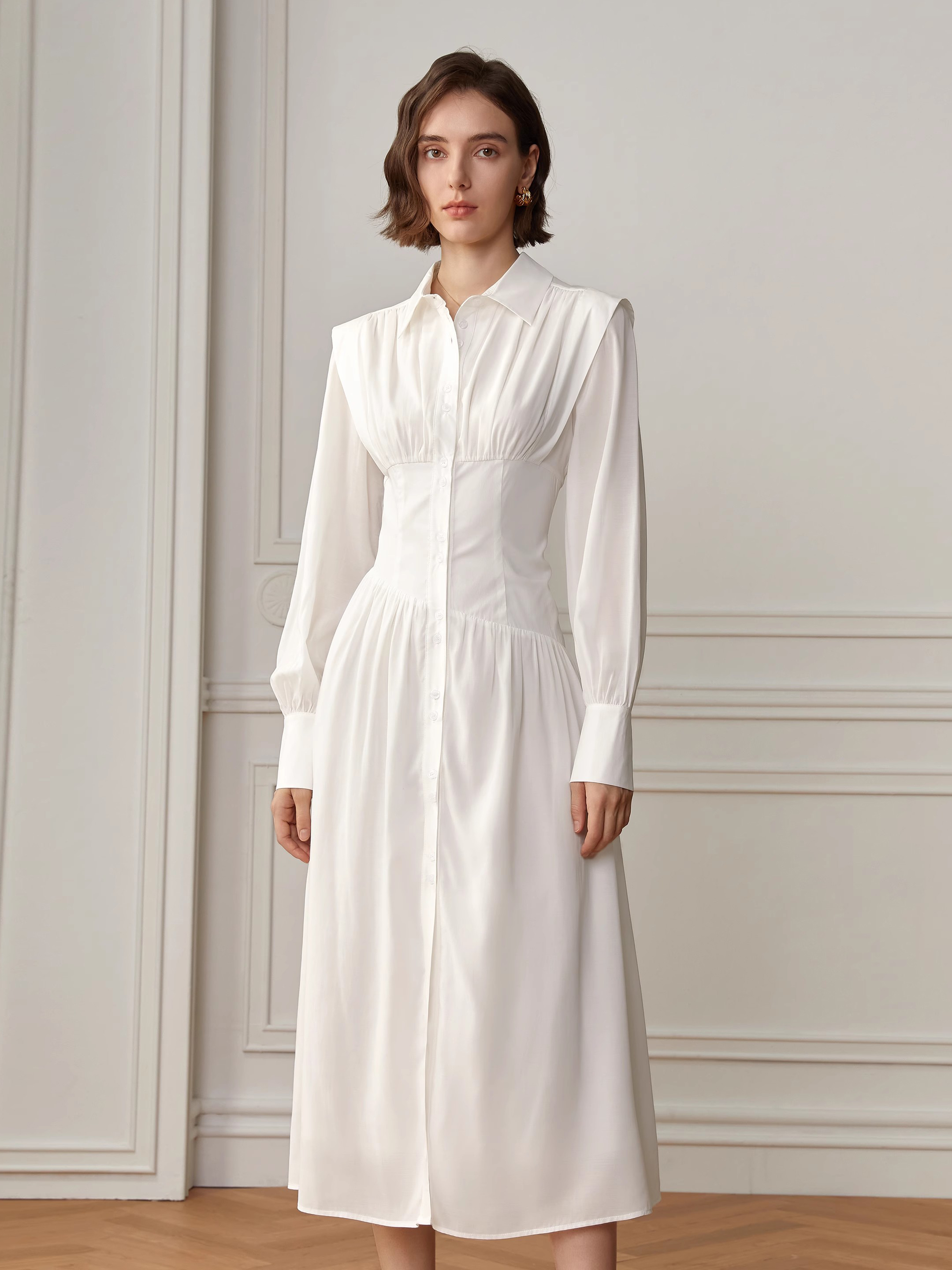 Designers de vestidos femininos com irregularidade de camisa branca