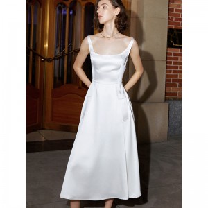 Maßgeschneidertes elegantes weißes Kleid aus Satinseide mit hoher Taille
