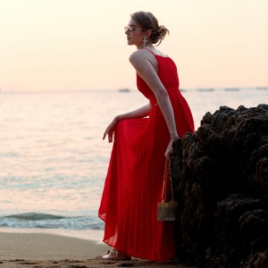 Vestido camisola largo plisado de vacaciones en el mar en la playa rojo