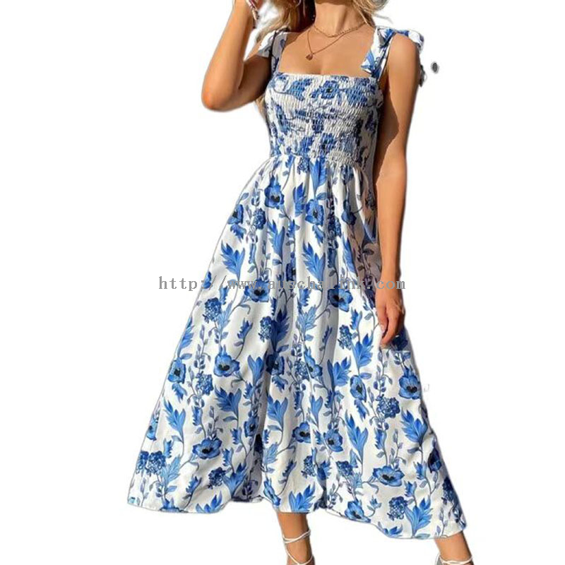 Laisvalaikio suknelė su mėlyna spausdinta gėlėta kvadratine apykakle