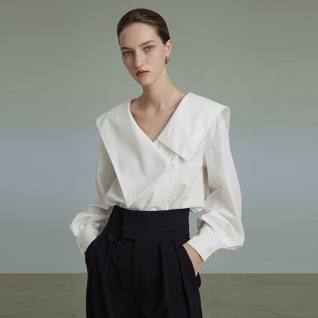 Camisa branca de algodón francés elegante con escote en V