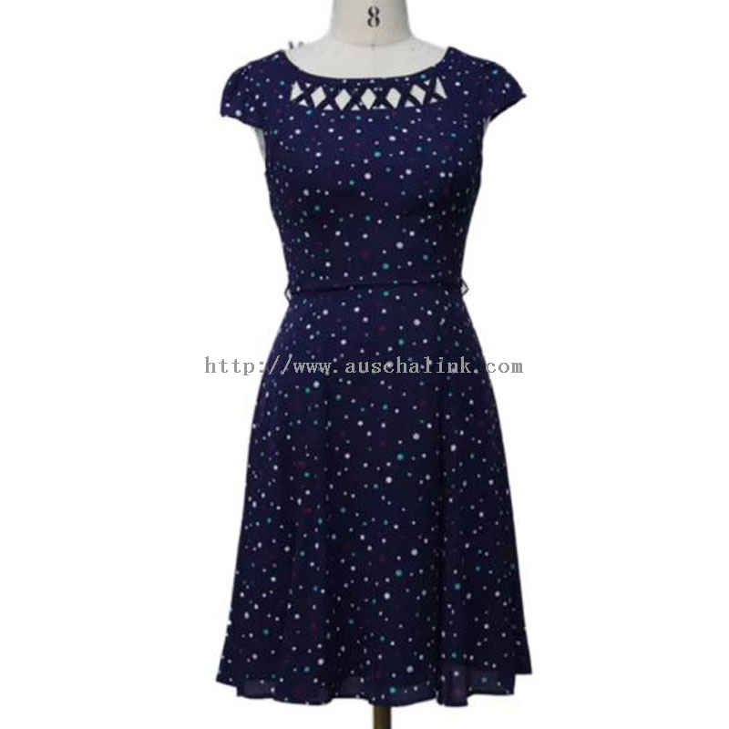 שמלת קאט אאוט אלגנטית בצבע נייבי עם הדפס נקודות