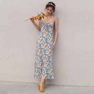 Langes Neckholder-Kleid mit Blumenmuster für den Urlaub am Meer