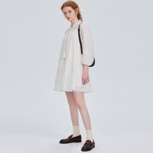 Francúzske biele krátke dizajnové čipkované šaty s dlhým rukávom