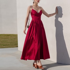 Червена червена рокля с голяма люлка без гръб на плажа