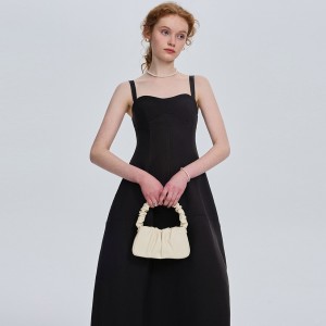 Elegantne prantsuse musta supendariga kleit