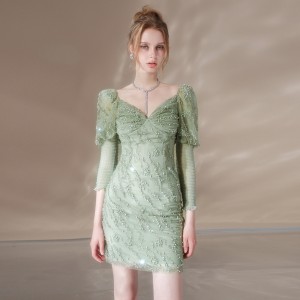 Благородное зеленое яркое платье с вышивкой из бисера