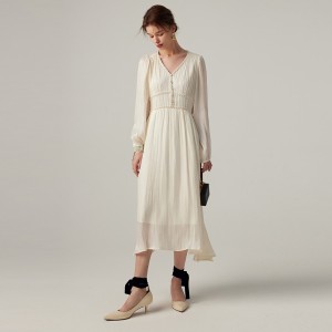 Атласна біла сукня з V-подібним вирізом і бісером