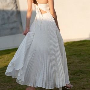 Tilpasset strandplissert fransk ryggløs Cami lang kjole hvit