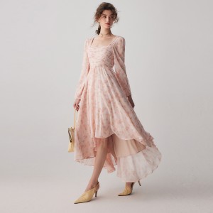 Розова ежедневна рокля от шифон с дълъг ръкав на цветя