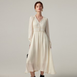 Maßgeschneidertes weißes Kleid aus Satin mit V-Ausschnitt und Perlen
