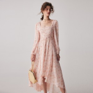 Różowa, szyfonowa sukienka w kwiaty z długim rękawem