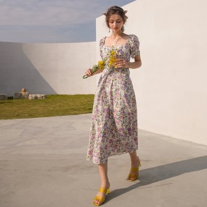 Slatka midi haljina s četvrtastim izrezom i cvjetnim prorezom