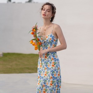 Довга сукня на узбережжі з квітковими принтами