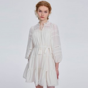 Prancūziška balta trumpo dizaino nėriniuota suknelė ilgomis rankovėmis