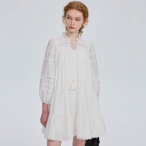 Francouzské bílé krátké designové krajkové šaty s dlouhým rukávem