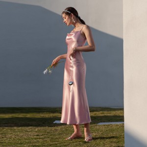 Розовое атласное сексуальное женское платье-комбинация с разрезом