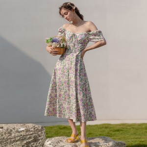 Lepa midi obleka s kvadratnim izrezom in cvetličnim razporkom