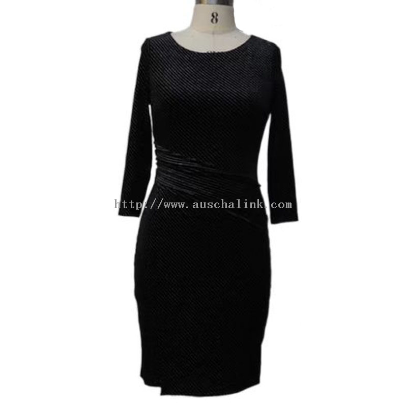 Schwarzes, langärmliges, plissiertes Kleid mit Rundhalsausschnitt und Pailletten