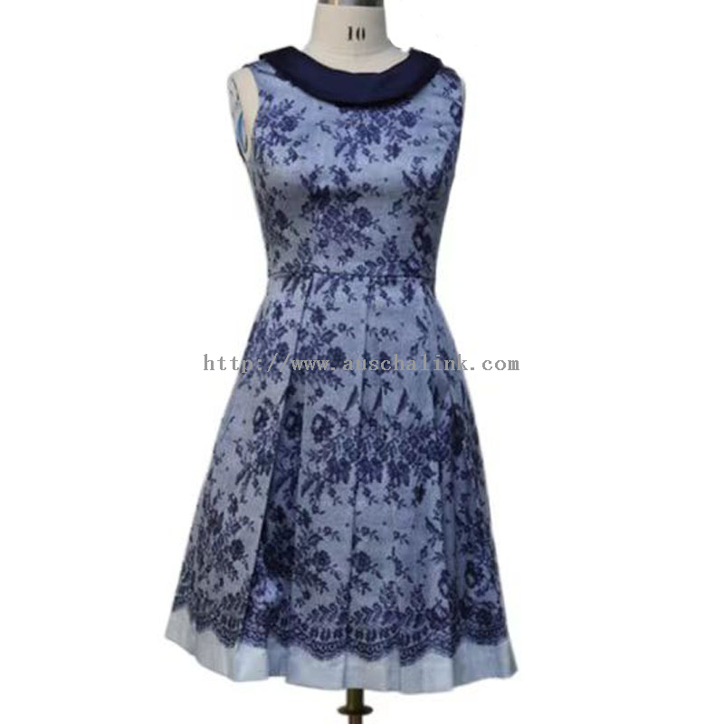 Elegante jurk met blauwe print en ronde hals